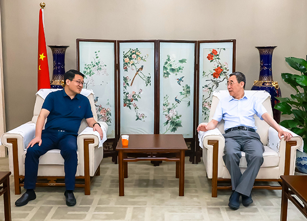 中国眼镜协会杜同和理事长会见江西省鹰潭市余江区方淼滨区长一行